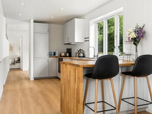 Kühlschrank, Geschirrspüler, Kochgeschirr/Geschirr/Besteck