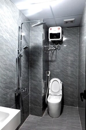 Quadruple Room | Bathroom | Shower, free toiletries, hair dryer, slippers - Minh Anh 2 Hotel Nghe An (Hung Nguyen)