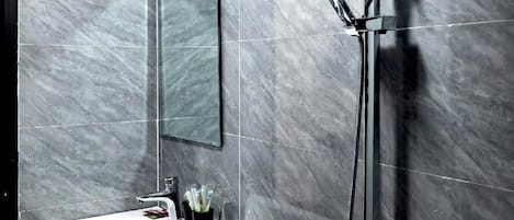 Buồng tắm vòi sen, đồ dùng nhà tắm miễn phí, máy sấy tóc