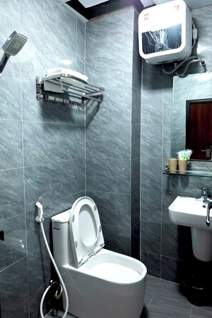 Habitación doble | Baño | Regadera, amenidades de baño gratuitas, secadora de cabello, toallas 