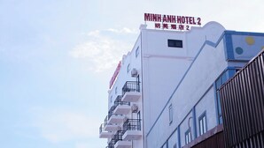 Un bâtiment d'hôtel avec une enseigne indiquant « MINHANHOTEL 2 » et des balcons.
