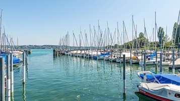 Ein Yachthafen mit mehreren angestauten Booten, ruhigem Wasser und blauem Himmel.