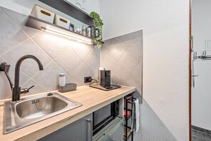 Coffee/tea maker, fridge, microwave, oven