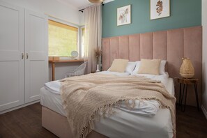 A bedroom with a bed, a desk, a chair, and a bedside lamp. - Large Holiday Home, Swimming Pool, Sauna, Jacuzzi (Krokowa)