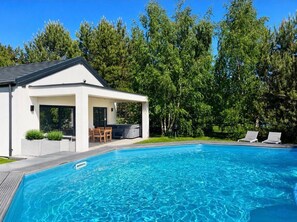 House | Pool - Large Holiday Home, Swimming Pool, Sauna, Jacuzzi (Krokowa)