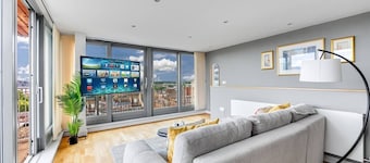 Central Bedford Penthouse with Balcony & Parking