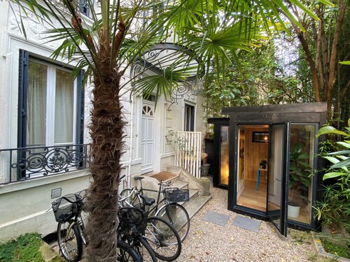 Family home just a stone's throw from Paris, with a garden and a hammam