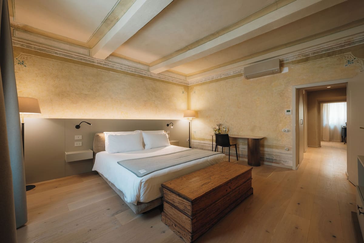 Suite – deluxe, balkong, hageutsikt | Safe på rommet, skrivebord, lydisolert og strykejern/-brett