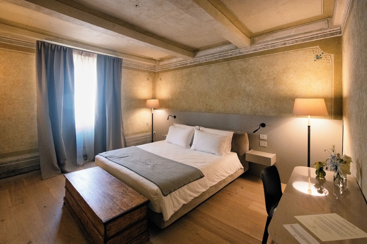 Suite Deluxe, balcón, vista al jardín | Caja de seguridad en la habitación, escritorio y insonorización