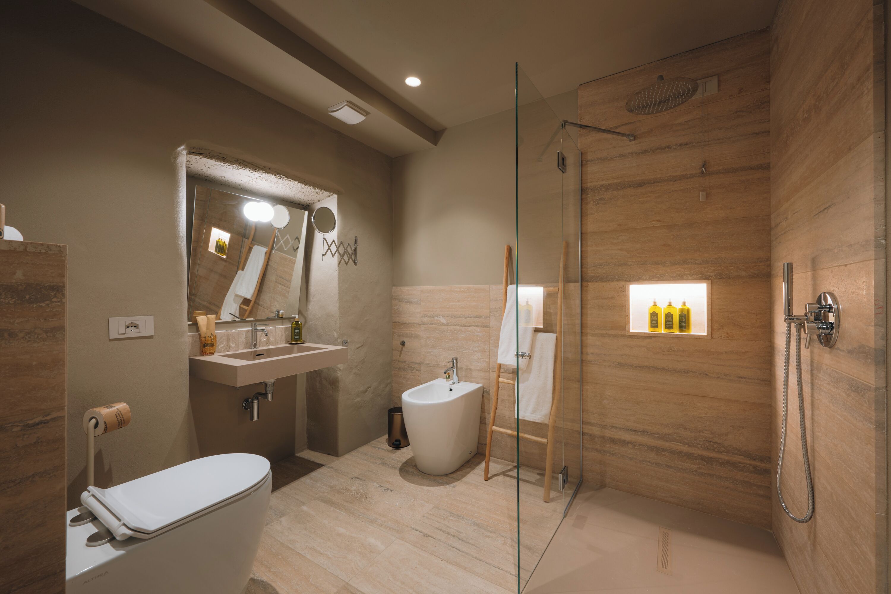 Suite Junior, vista giardino | Bagno | Asciugacapelli, pantofole, asciugamani, sapone