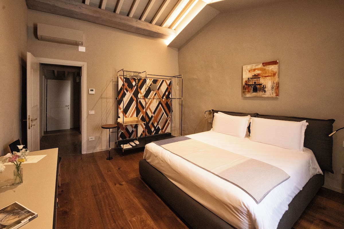 Suite familiar, vista al jardín | Caja de seguridad en la habitación, escritorio y insonorización