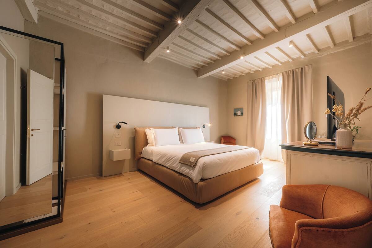 Suite – executive | Safe på rommet, skrivebord, lydisolert og strykejern/-brett