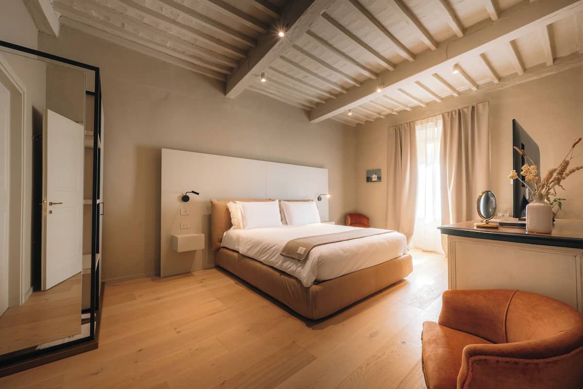 Executive Suite | In-room safe, desk, soundproofing, iron/ironing board