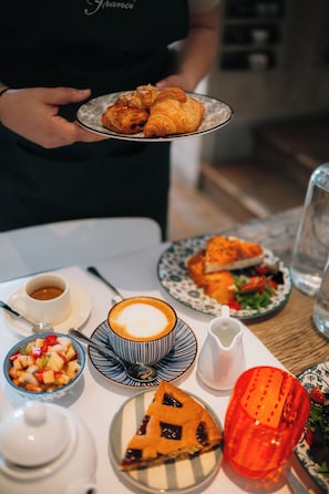 Free daily continental breakfast - Palazzo Lucchini (Montalcino)