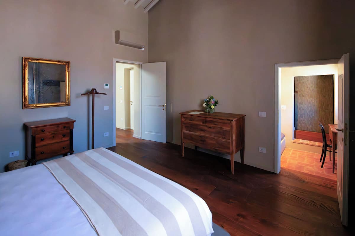 Suite Deluxe, vista al jardín | Caja de seguridad en la habitación, escritorio y insonorización