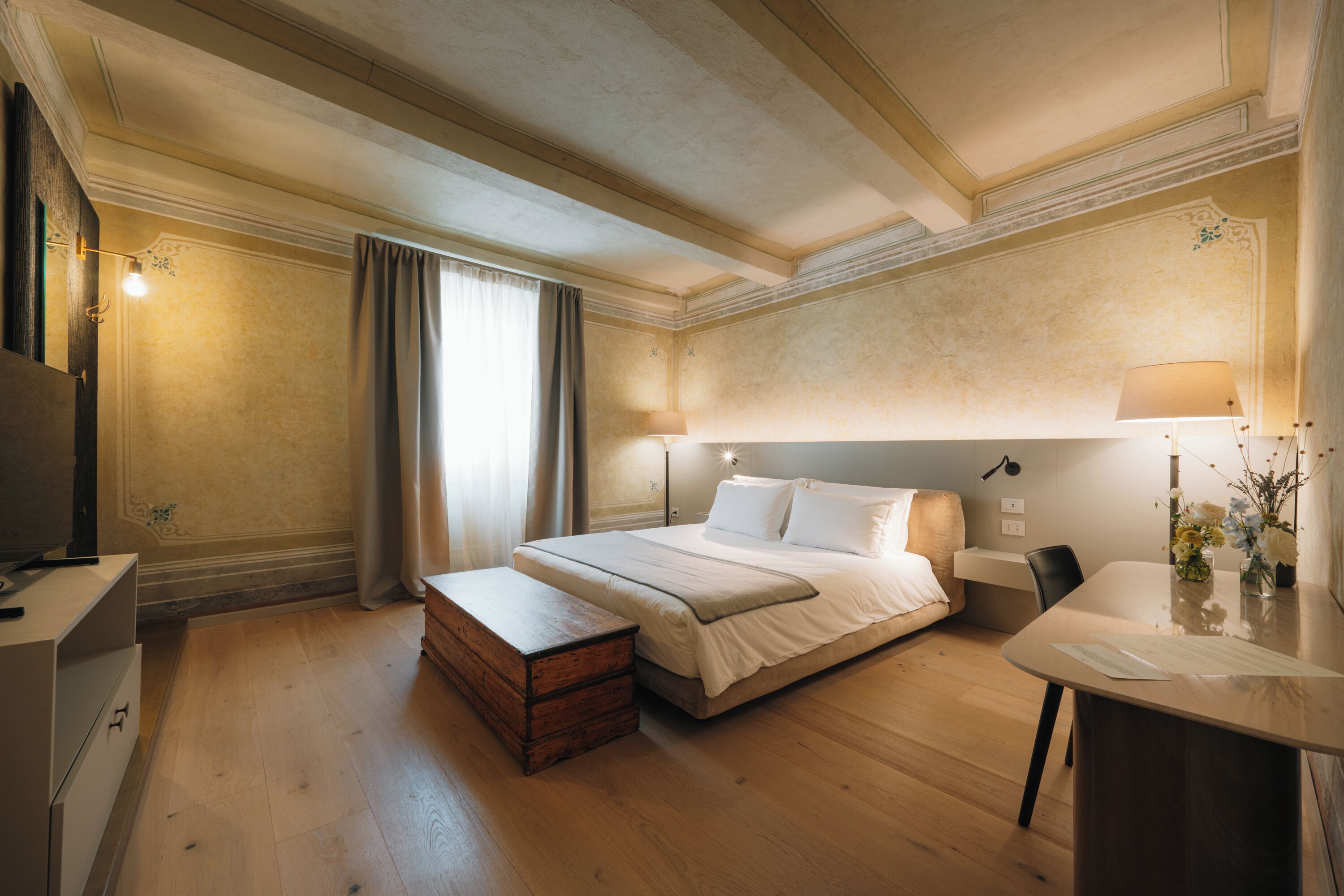 Suite Deluxe, balcone, vista giardino | Una cassaforte in camera, una scrivania, insonorizzazione