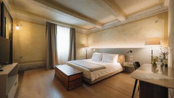 Suite Deluxe, balcone, vista giardino | Una cassaforte in camera, una scrivania, insonorizzazione
