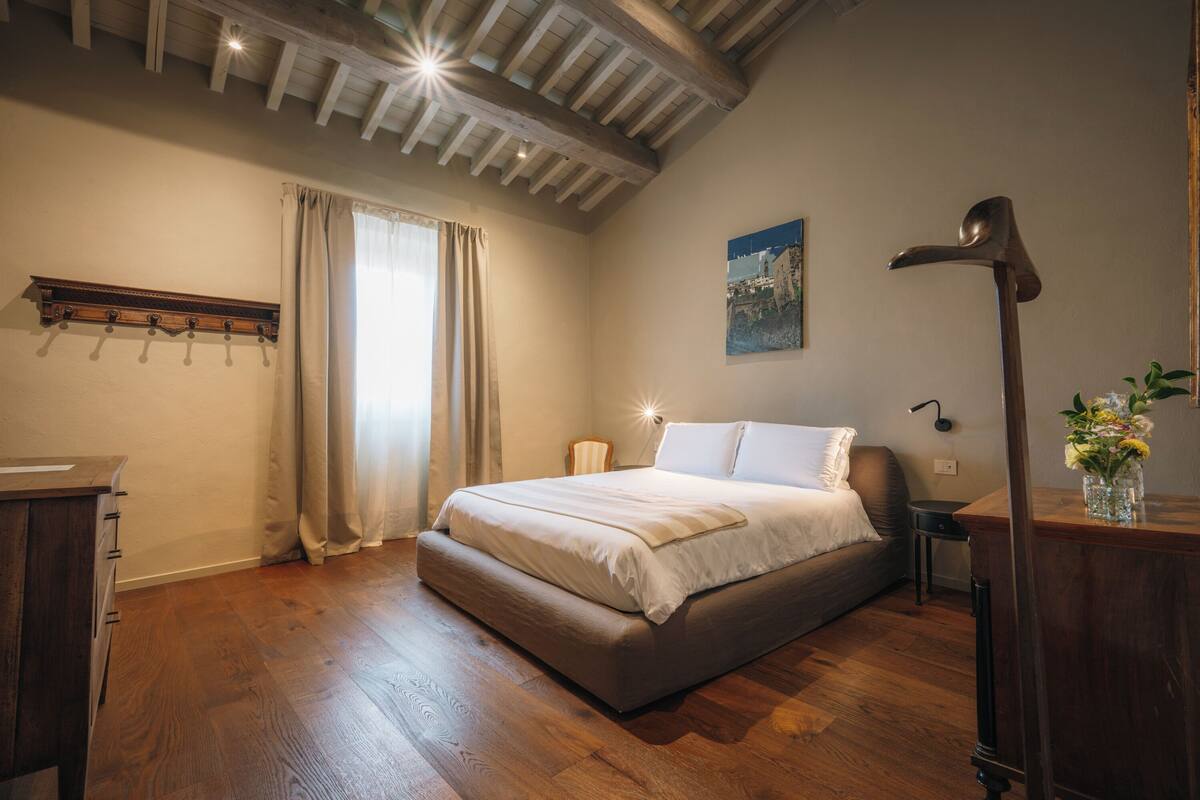 Suite – deluxe, hageutsikt | Safe på rommet, skrivebord, lydisolert og strykejern/-brett