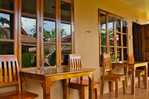 Family Room | Outdoor dining