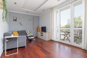 TV, offices - Comfortable Apartment with a Balcony | A Place to Work (Warszawa)