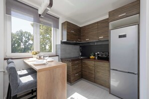 Fridge, microwave, stovetop, dishwasher - Comfortable Apartment with a Balcony | A Place to Work (Warszawa)