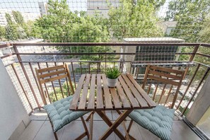 Outdoor dining - Comfortable Apartment with a Balcony | A Place to Work (Warszawa)