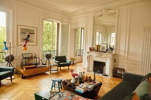 Living area - Dazzling & Luxurious 2 Bedroom in the Palais Royal (Paris)