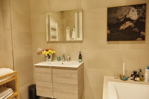 Bathroom - Dazzling & Luxurious 2 Bedroom in the Palais Royal (Paris)