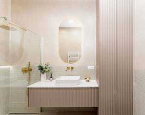 Haartrockner, Handtücher, Shampoo, Toilettenpapier