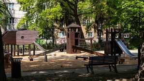 Un’area giochi con altalena, scivolo e struttura per arrampicata.