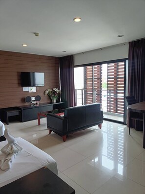 Living area - Starlight Hotel Pattaya  Le Vernissage (Bang Lamung)