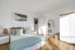 Tabla de planchar con plancha, wifi, ropa de cama