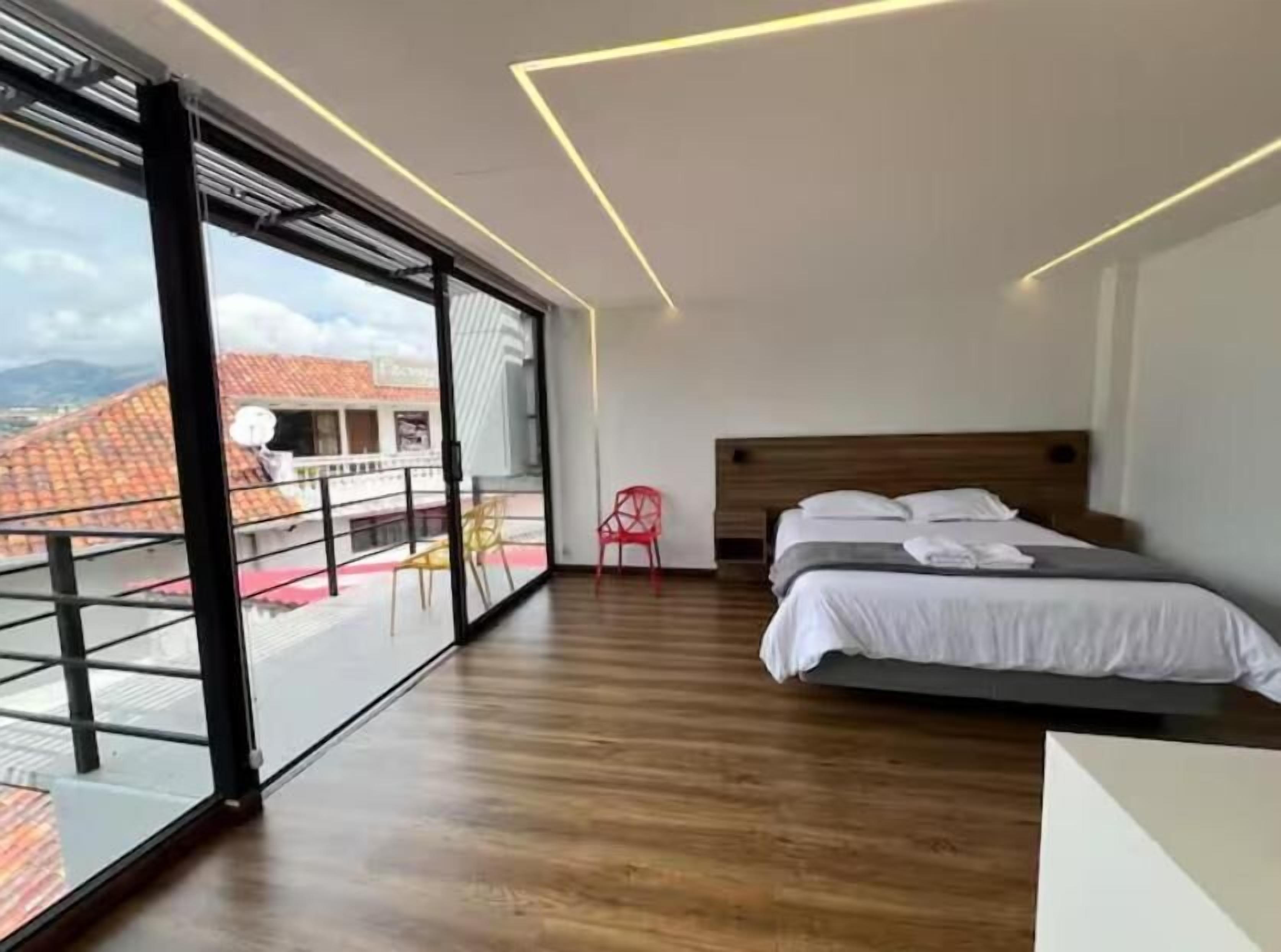 Suite Deluks, balkon, pemandangan kota | Seprai antialergi, Wi-Fi gratis, dan seprai linen