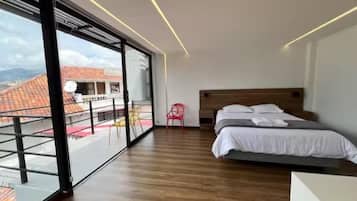 Suite Deluks, balkon, pemandangan kota | Seprai antialergi, Wi-Fi gratis, dan seprai linen