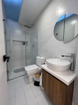 Apartment, Stadtblick | Badezimmer