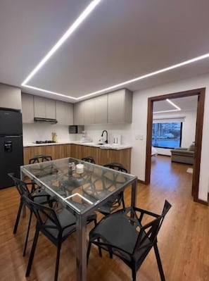Deluxe-huoneisto, kaupunkinäköala | Yksityinen keittiö | Jääkaappi, mikroaaltouuni, uuni, liesi