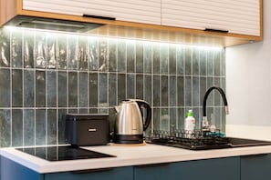 Wasserkocher mit Kaffee-/Teezubehör, Kühlschrank, Herdplatte, Toaster
