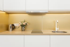 Wasserkocher mit Kaffee-/Teezubehör, Kühlschrank, Mikrowelle, Herdplatte