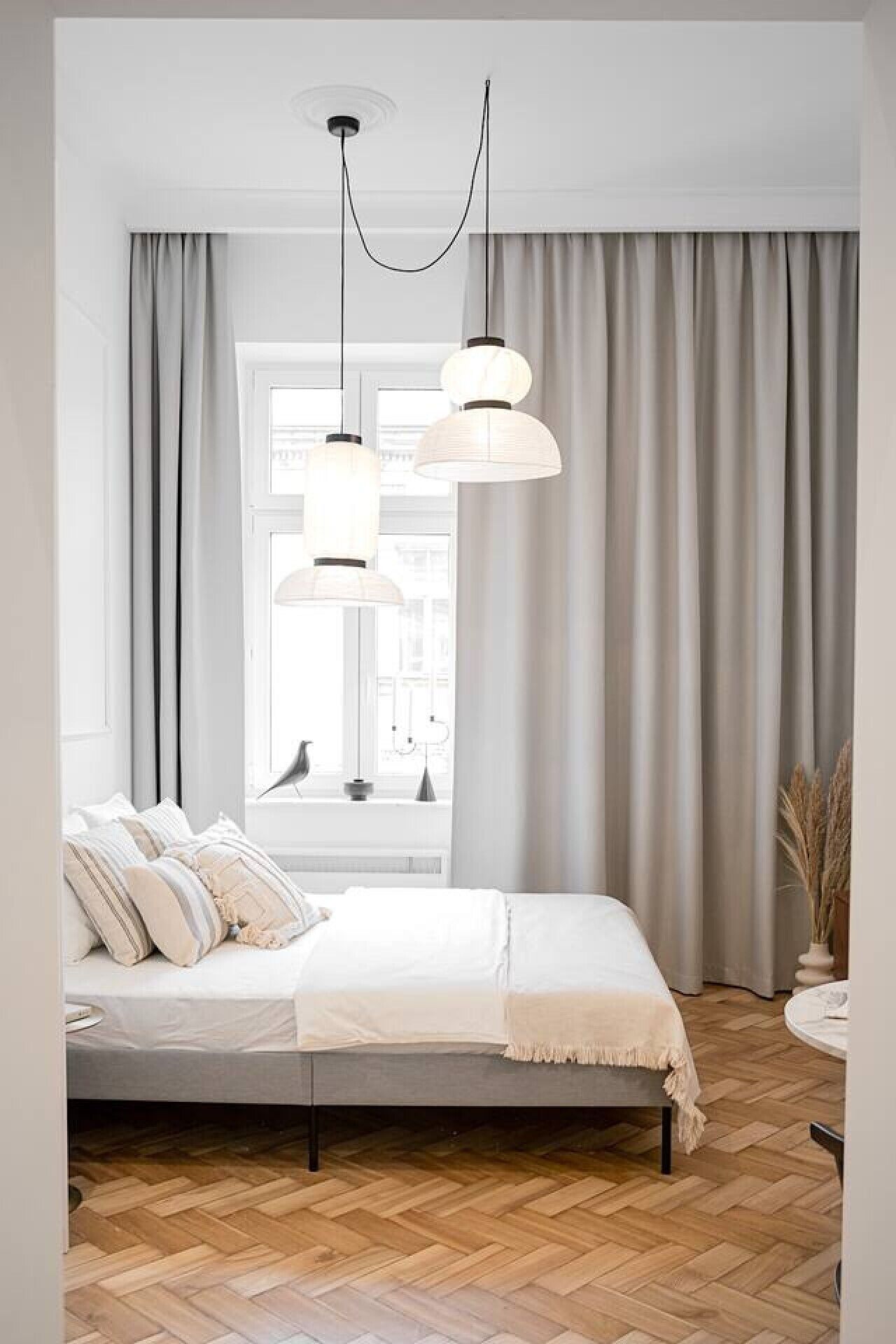 Iron/ironing board, travel crib, WiFi, bed sheets
