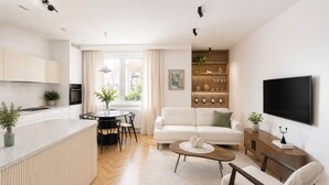 Een moderne woonruimte met keuken, eethoek en zithoek.