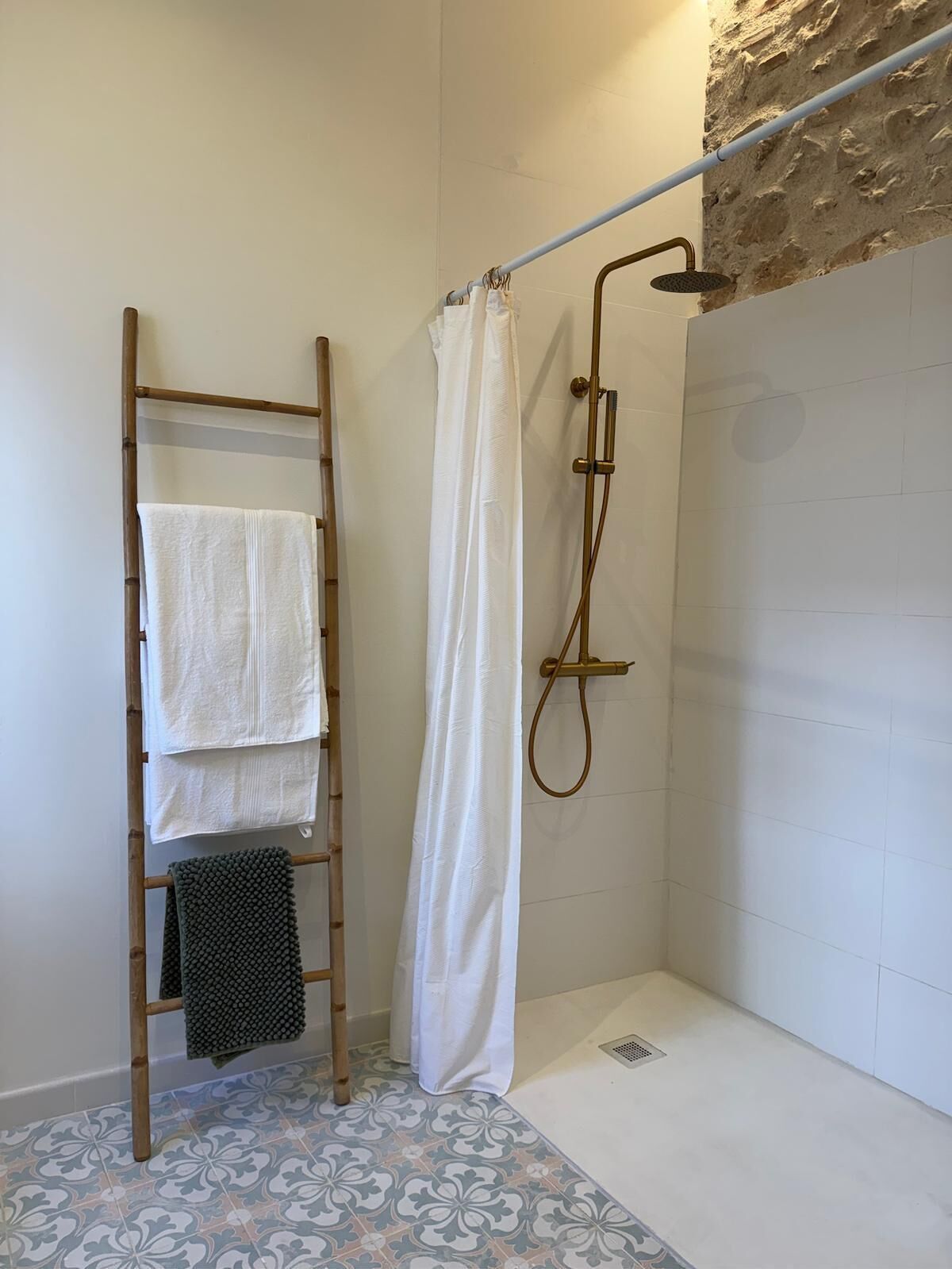 Een douche, een haardroger, handdoeken, zeep