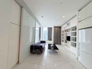 Luxury-Apartment, 1 Schlafzimmer, Stadtblick | Wohnbereich | 45-Zoll-LED-Fernseher mit Digitalempfang