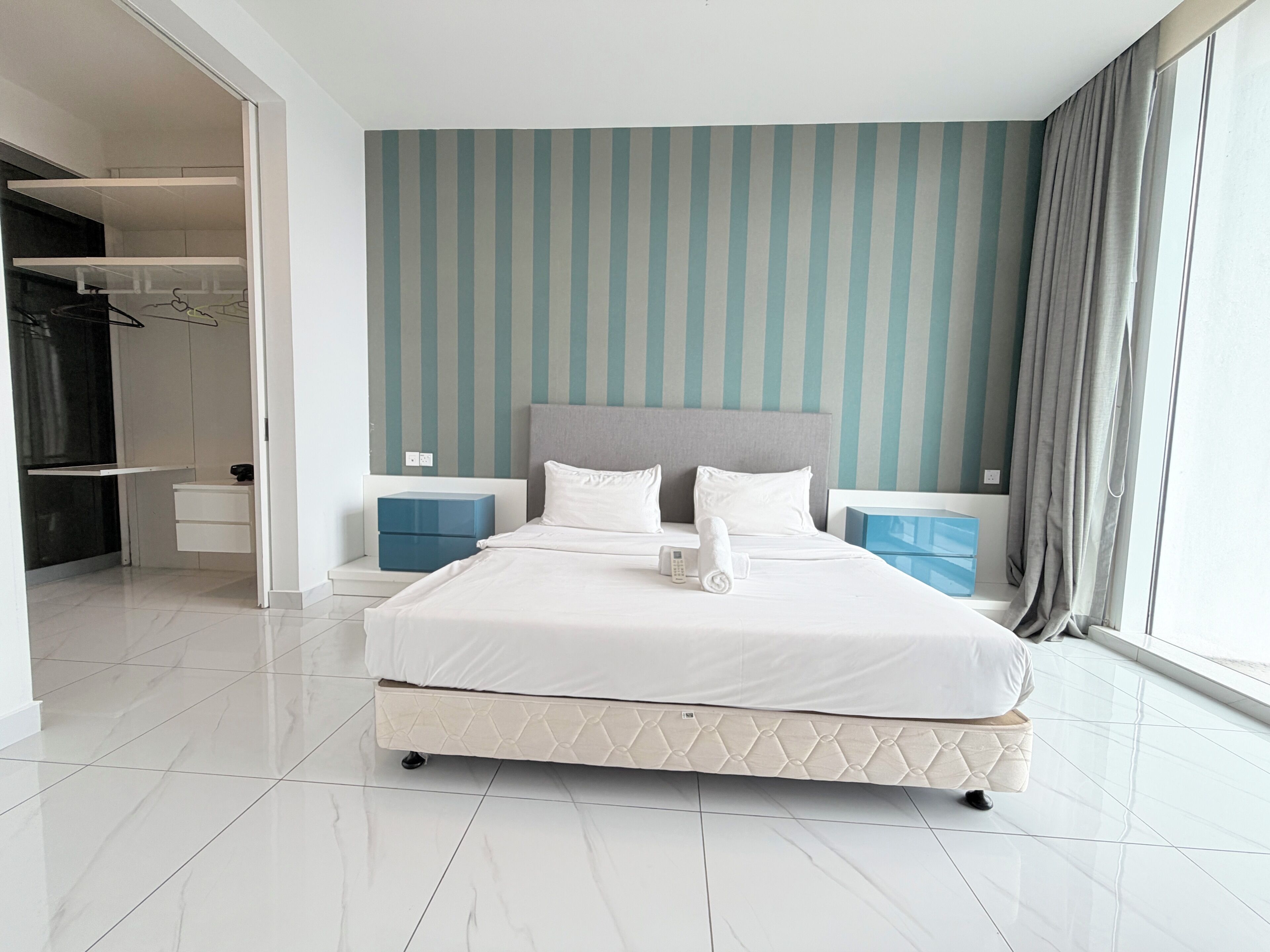 Luxury-Apartment, 1 Schlafzimmer, Stadtblick | Schreibtisch, laptopgeeigneter Arbeitsplatz, Bügeleisen/Bügelbrett