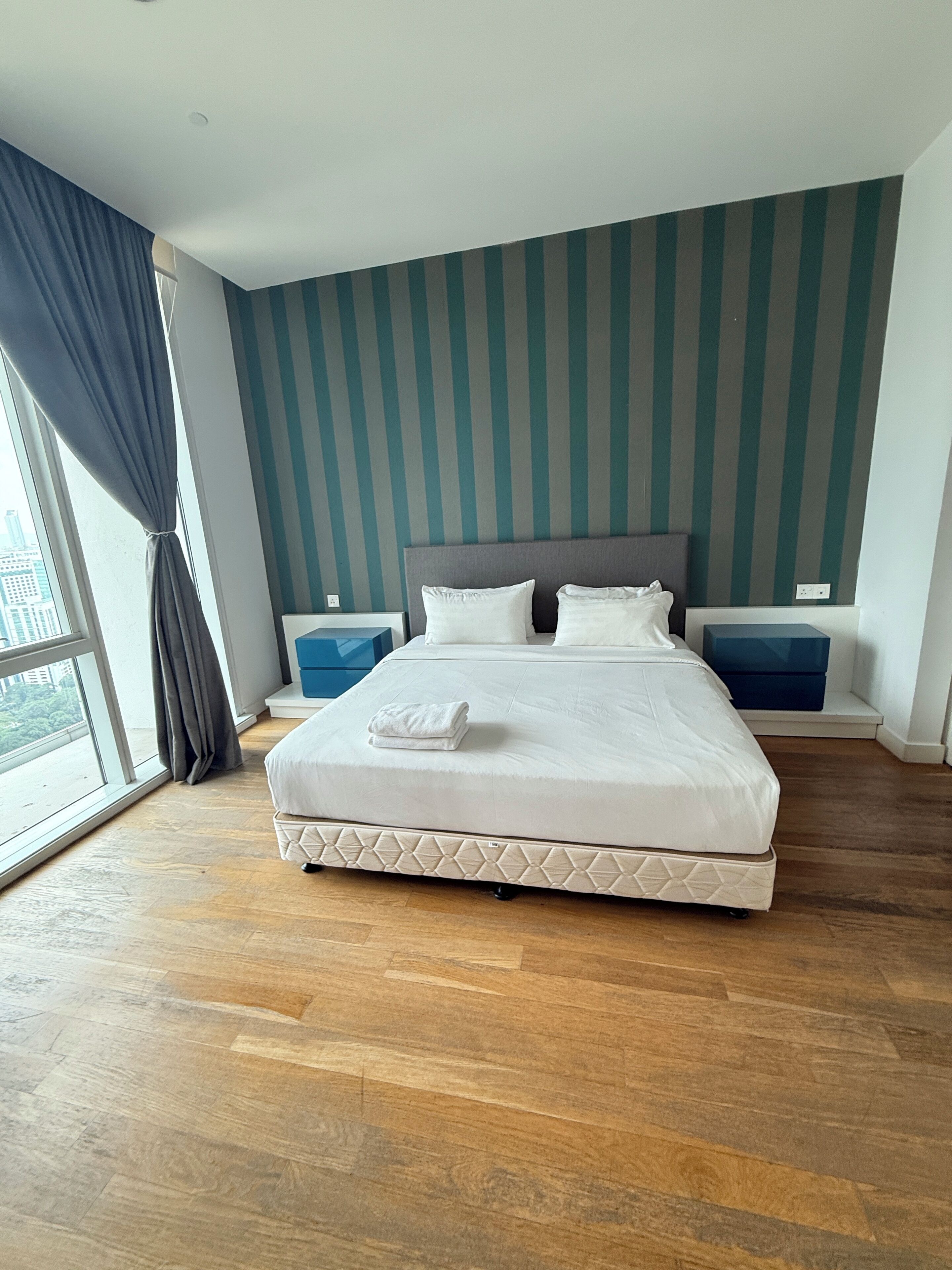 Familienapartment, 2 Schlafzimmer, Stadtblick | Schreibtisch, laptopgeeigneter Arbeitsplatz, Bügeleisen/Bügelbrett