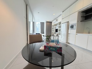 Luxury-Apartment, 1 Schlafzimmer, Stadtblick | Wohnbereich | 45-Zoll-LED-Fernseher mit Digitalempfang