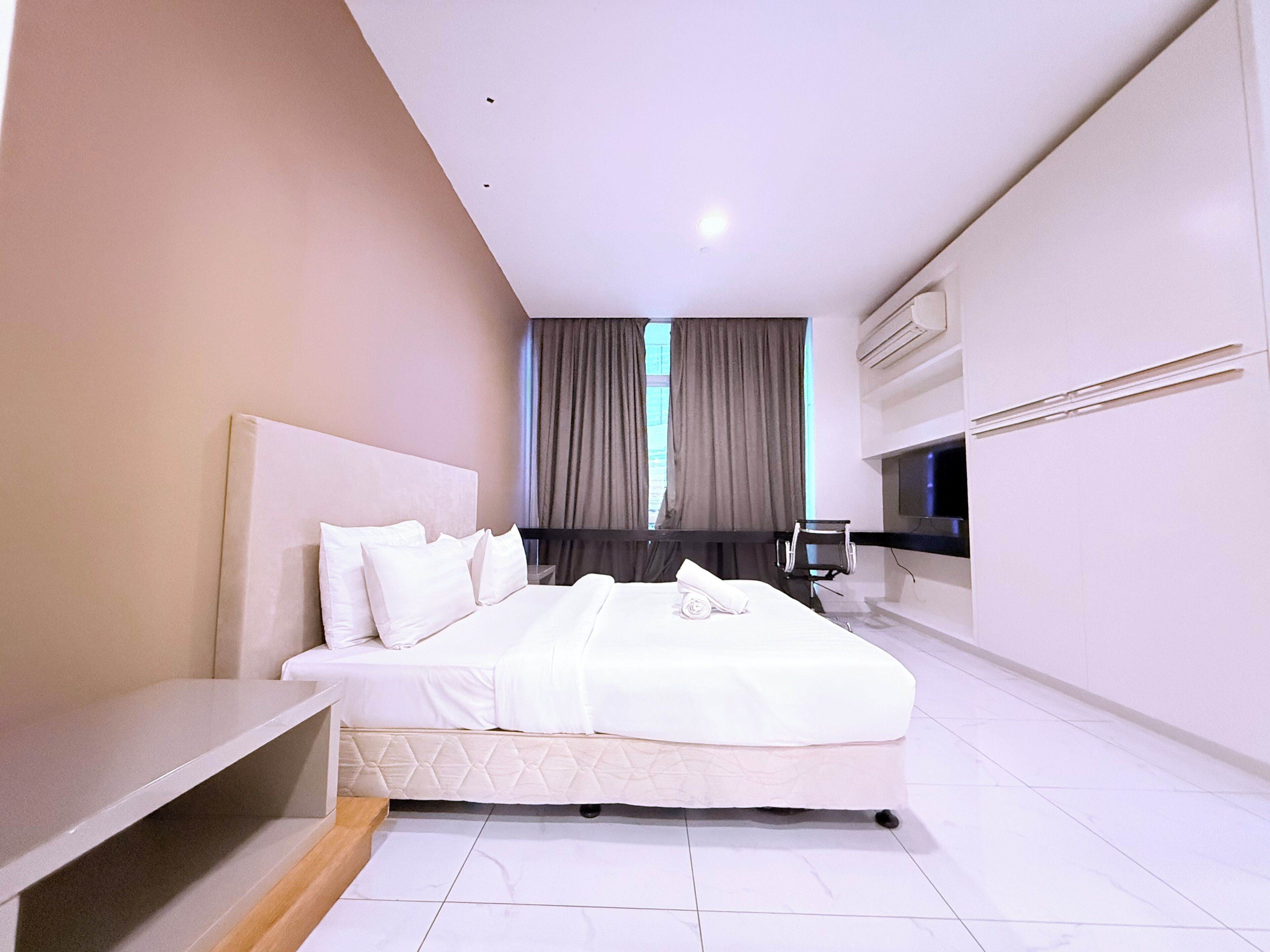 Deluxe-Apartment, 3 Schlafzimmer, Stadtblick | Schreibtisch, laptopgeeigneter Arbeitsplatz, Bügeleisen/Bügelbrett