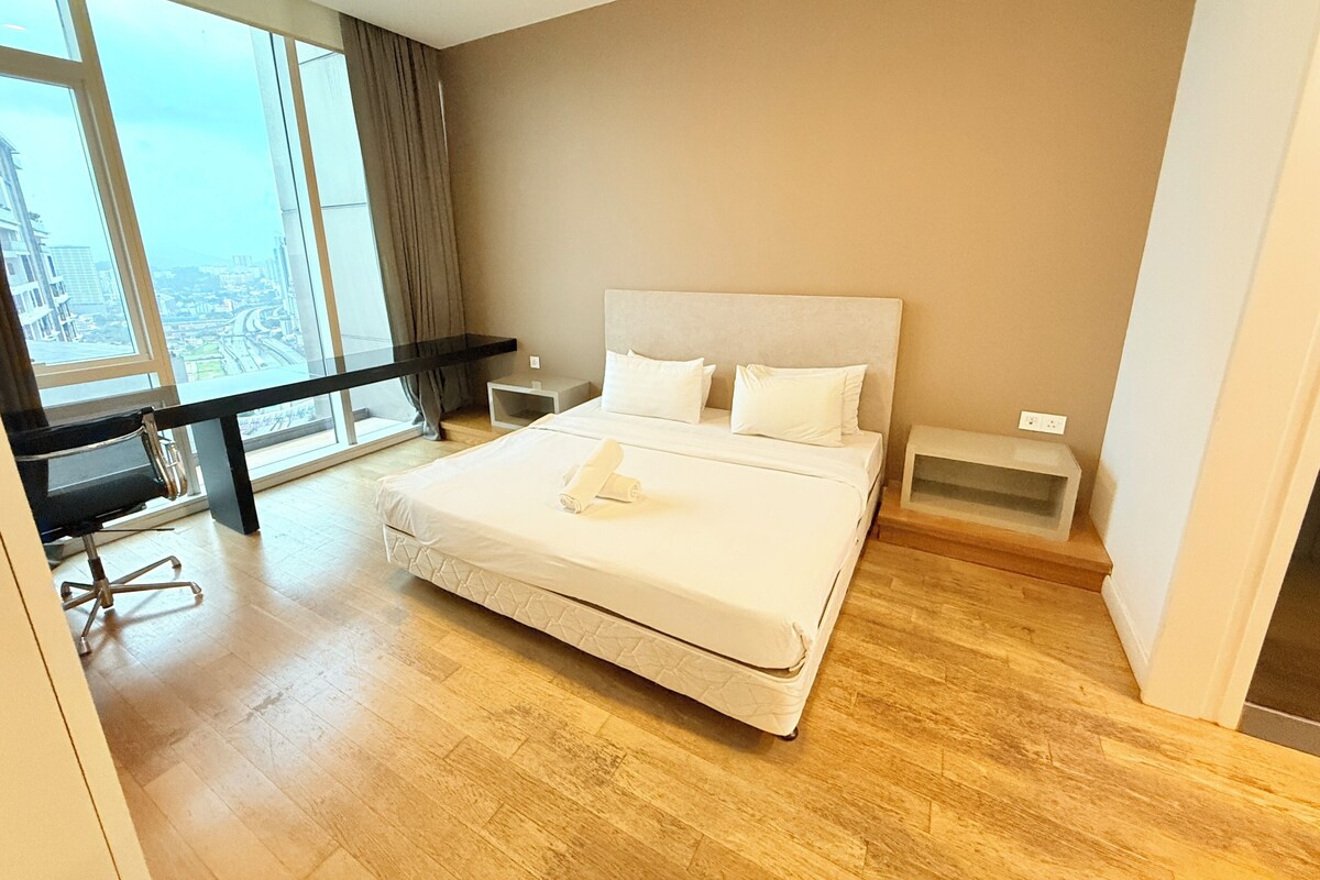 Une chambre d’hôtel moderne avec un grand lit, un bureau et une vue sur la ville.