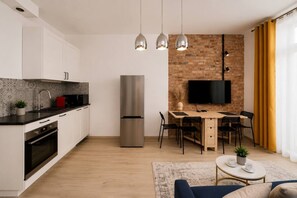 Wasserkocher mit Kaffee-/Teezubehör, Kühlschrank, Mikrowelle, Ofen