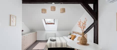 Iron/ironing board, WiFi, bed sheets
