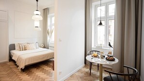 Un dormitorio con cama, mesita de noche y ventana con cortinas.
